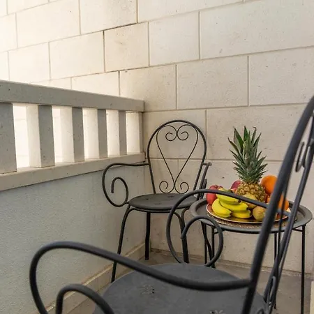 Appartement Modern With Balcony Near Shopping Mall